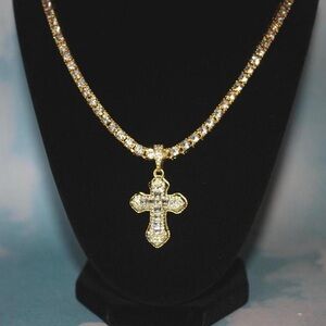 Cross pendant necklace